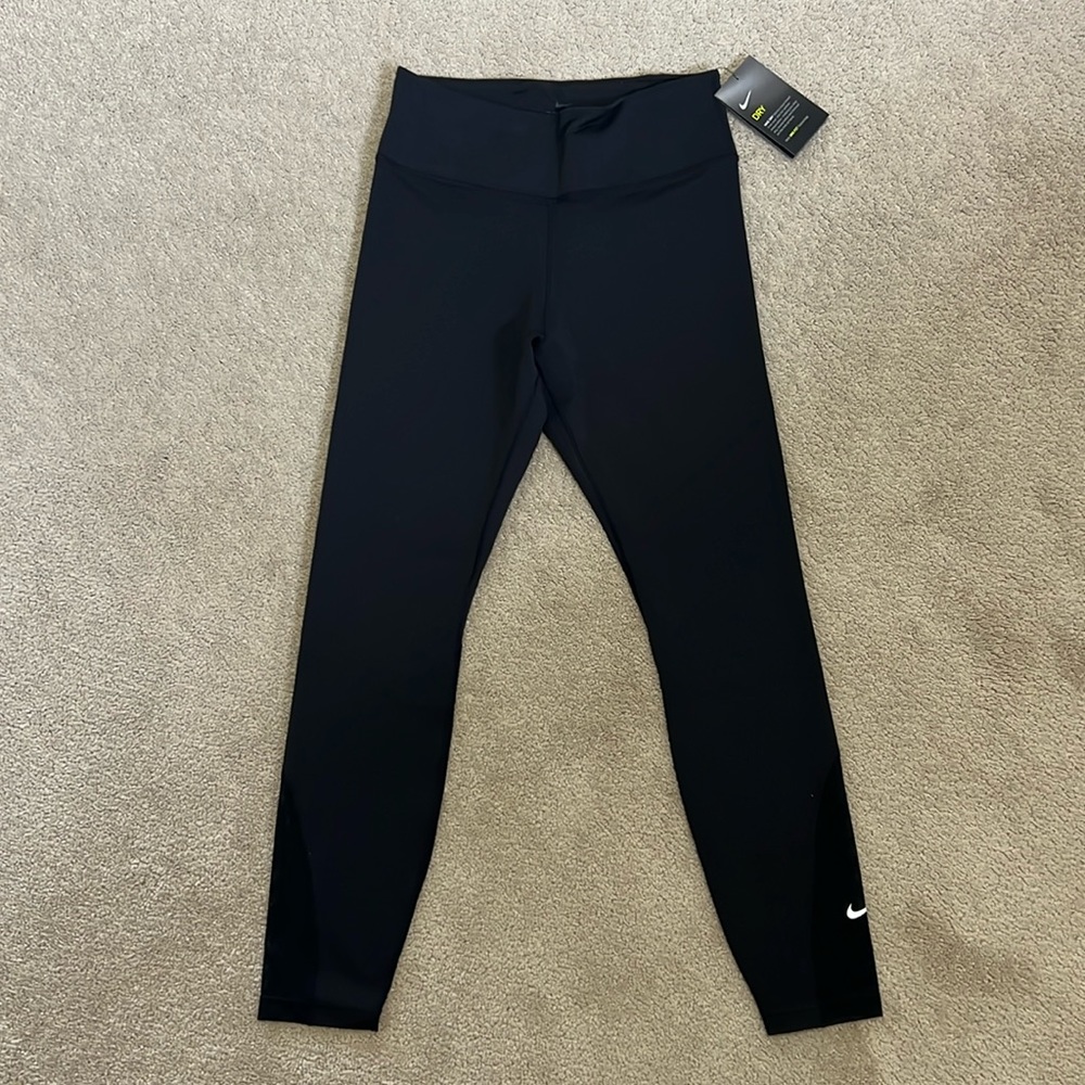NWT NIKE black dry dri-fit leggings w/ sheer bottoms and back pocket in medium